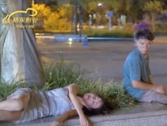 สาวจีนเมาแล้วหลับข้างทางถูกคนจรจัดไร้บ้านลากมาเย็ดที่ห้อง ตื่นมาแลกเบอร์สงสัยจะเย็ดมันส์ดี